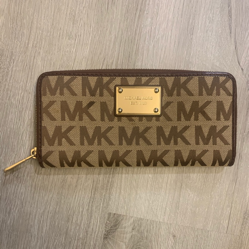 Michael Kors Logo Continental wallet